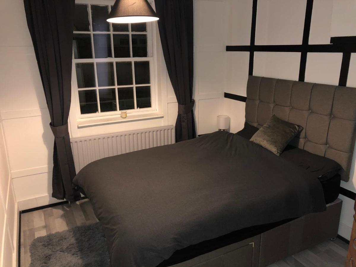 Pensión Great Location For Tourists And Commuters, Close To Transport Links, Double Bed Rooms. Londres