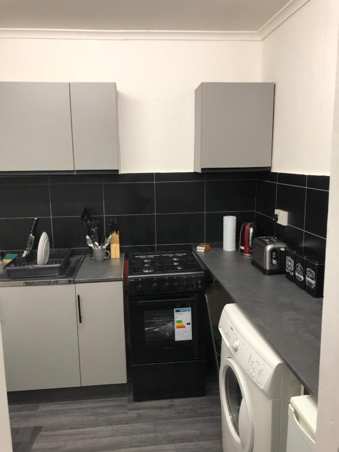 Great Location For Tourists And Commuters, Close To Transport Links, Double Bed Rooms. Pensión